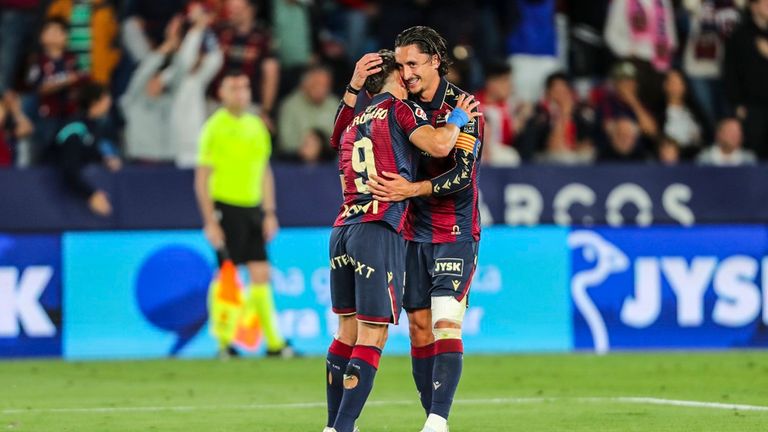 Ivan Romero (links, Nr.9) bejubelt eines seiner zwei Tore für Levante im Spiel gegen Valencia.