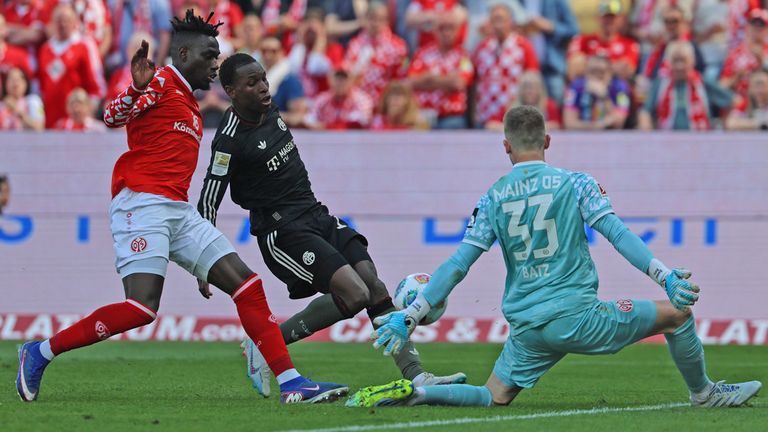 Nicolas Jackson scheitert am Mainzer Keeper Daniel Batz.