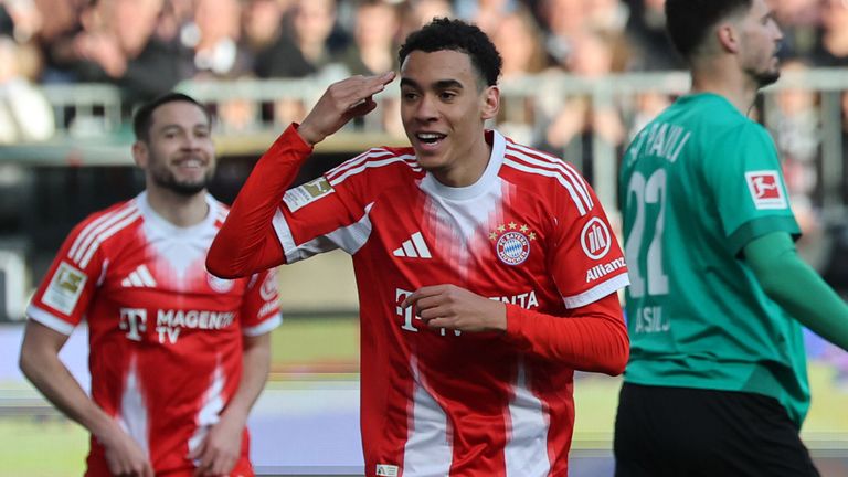 Jamal Musiala erzielt gegen den FC St. Pauli das frühe 1:0 für den FC Bayern.