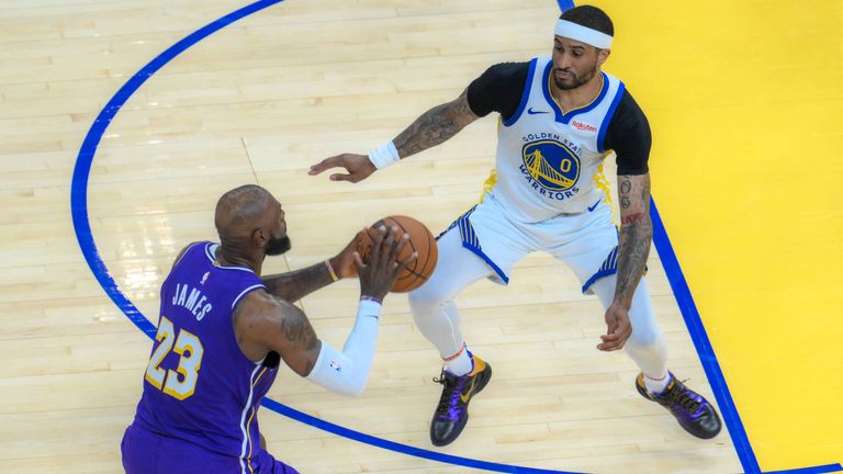 Lakers-Star LeBron James (l.) verpasst bei den Golden State Warriors ein Triple-Double nur knapp. 