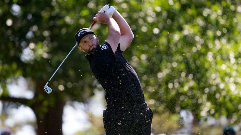 Jon Rahm (r.) schlägt bei The Masters in Augusta ab - live im Stream in der Sky Sport App und auf skysport.de.