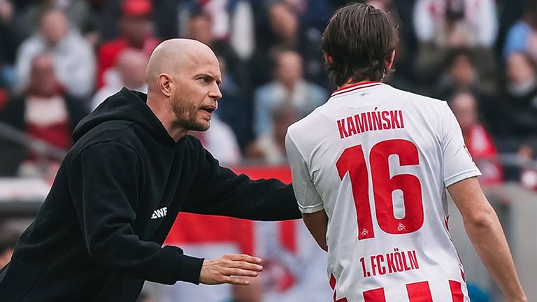 Köln-Interimstrainer Rene Wagner (l.) gibt Jakub Kaminski im Spiel Anweisungen.