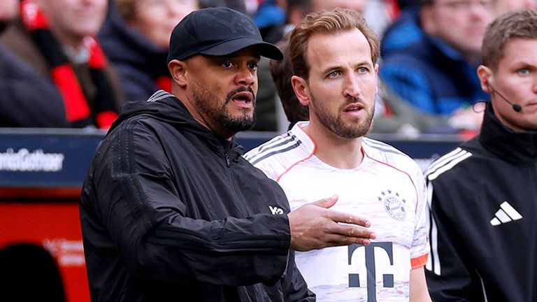 Bayern-Trainer Vincent Kompany (l.) im Gespräch mit Harry Kane.