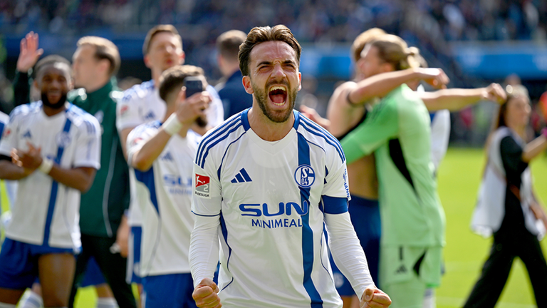 Schalkes Kenan Karaman (m.) jubelt nach dem Sieg in Paderborn. Am Samstagabend kann Schalke den Aufstieg gegen Düsseldorf perfekt machen. 