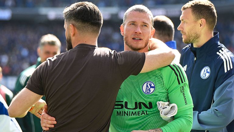 Loris Karius (r.) umarmt Schalke-Trainer Miron Muslic.