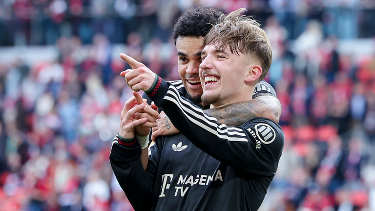 Luis Diaz (links) jubelt mit Siegtorschütze Karl (rechts) beim Sieg in Freiburg. Am Samstagabend trifft Bayern auf St. Pauli.