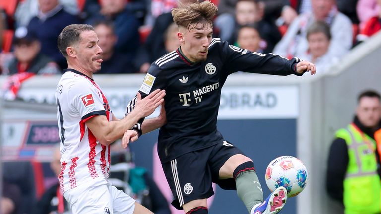 Lennart Karl beschert dem FC Bayern spät drei Punkte in Freiburg. 