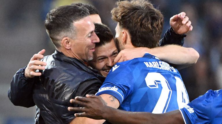 Die KSC-Profis herzen ihren scheidenden Coach Christian Eichner (l.).