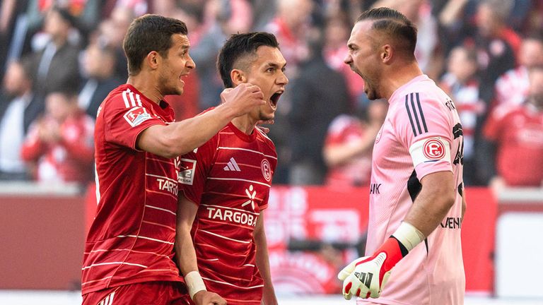 Fortuna-Kapitän Florian Kastenmeier (von r.) jubelt mit seinen Teamkollegen Sotiris Alexandropoulos und Tim Oberdorf.