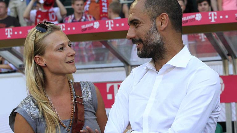 Kathleen Krüger im Jahr 2023 zusammen mit Pep Guardiola.