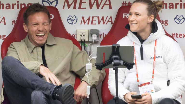 Kathleen Krüger im Jahr 2022 auf der Bayern-Bank neben  Julian Nagelsmann.