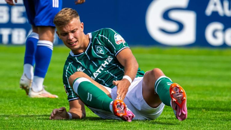 Stürmer Keke Topp (SV Werder Bremen) zog sich im Training einen Kreuzbandriss zu.