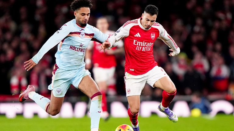 Brentfords Kevin Schade (l.) im Spiel gegen den FC Arsenal.