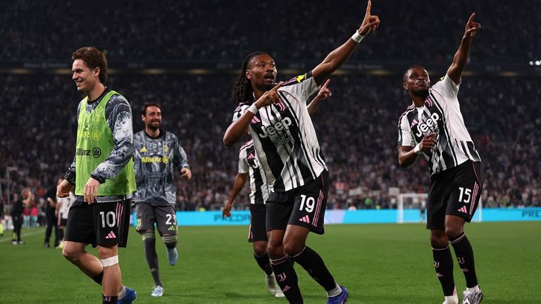 Khephren Thuram (Mitte) jubelt mit seinen Teamkollegen nach dem 2:0 gegen Bologna.