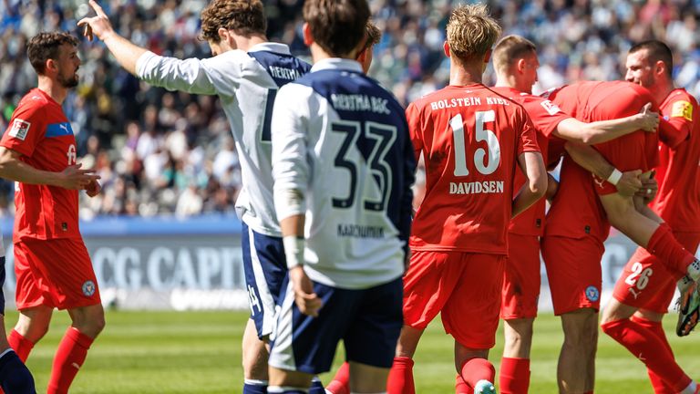 Holstein Kiel bejubelt den Führungstreffer bei Herha BSC. 