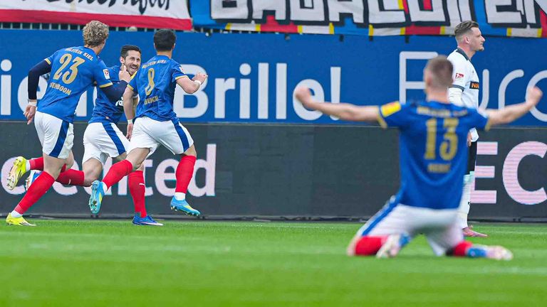 Holstein Kiel jubelt nach Tor zum 1:0 von Umut Tohumcu gegen den 1. FC Kaiserslautern.