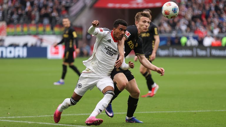 Ansgar Knauff (l.) im Duell mit Kristoffer Lund.