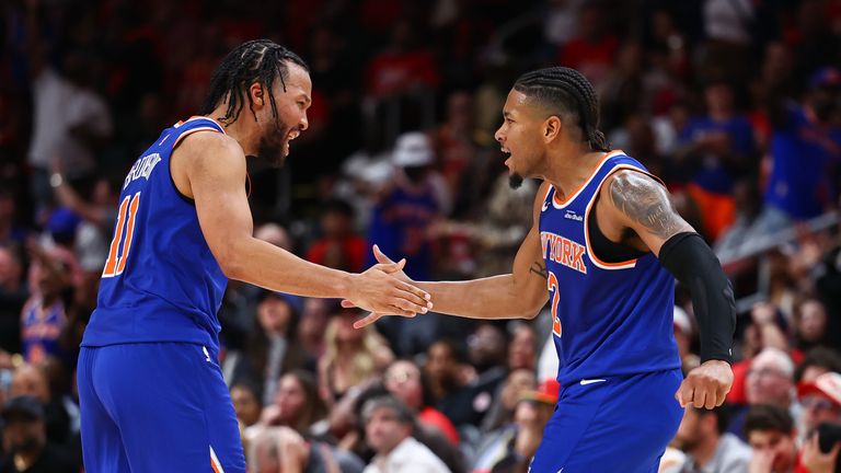 Jalen Brunson und Miles McBride feiern den Sieg gegen die Hawks.