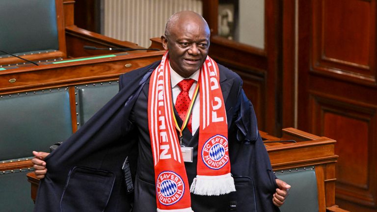 Pierre Kompany, der Vater von Bayern Coach Vincent Kompany, mit Bayern-Schal im belgischen Parlament.