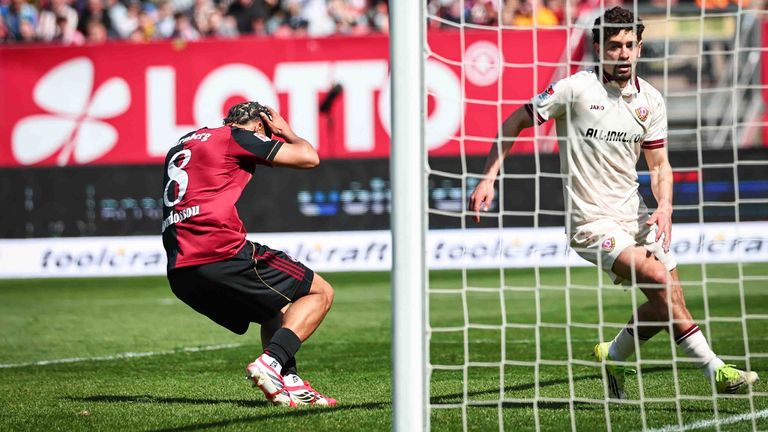 Henri Koudossou (Nürnberg) wird mit seinem Eigentor gegen Dynamo Dresden zum Pechvogel des Spiels.