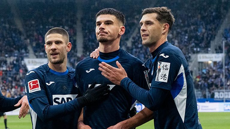 Andrej Kramaric (l.) freut sich mit dem TSG-Torschützen Albian Hajdari (M).