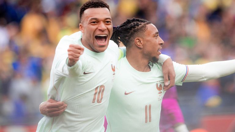 Kylian Mbappe (l.) ist mit Frankreich an die Spitze der Weltrangliste gesprungen.