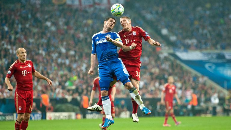 Frank Lampard im Kopfballduell mit Basti Schweinsteiger im Finale dahoam.