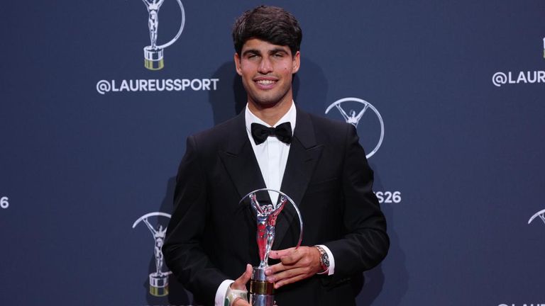 Carlos Alcaraz mit dem Laureus Award für den Sportler des Jahres.
