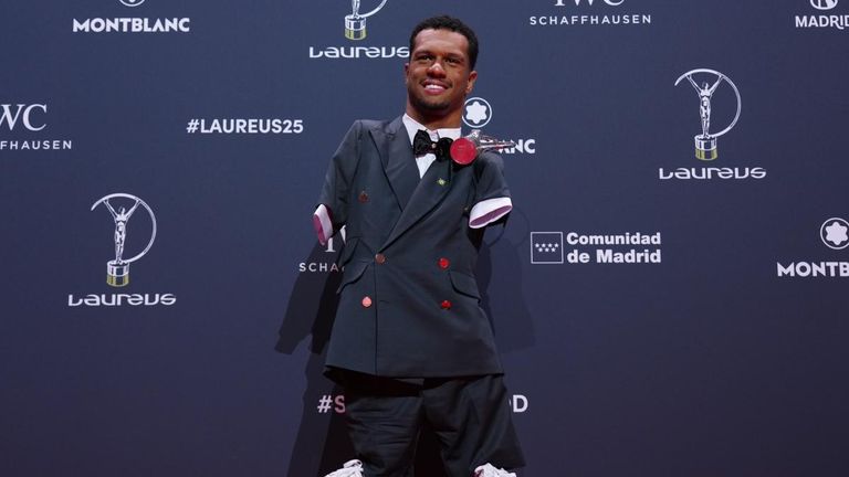 Gabriel Auraujo mit seinem Award als Behindertensportler des Jahres.