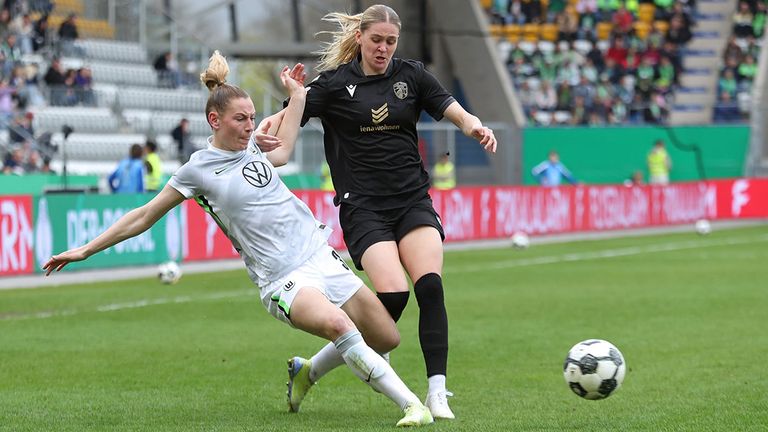 Wolfsburg-Abwehrspielerin Sarai Linder (l.) im Duell mit Jena-Angreiferin Melina Reuter.