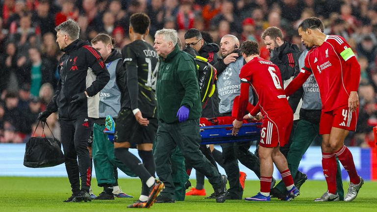 Hugo Ekitike musste mit der Trage vom Feld gebracht werden.