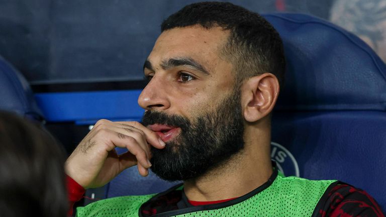 Liverpools Superstar Mohamed Salah saß 90 Minuten auf der Bank im Pariser Prinzenpark.