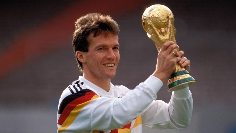 Der Spieler mit den meisten Einsätzen ist Lothar Matthäus. Ganze 25 stand er bei einer WM auf dem Platz.