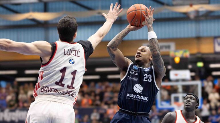 Vladimir Lucic (l.) versucht Charles Callison vom MBC zu blocken.