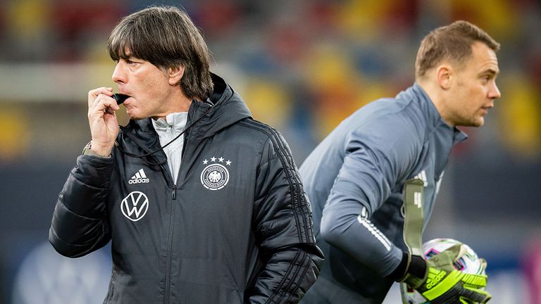 Der einstige Bundestrainer Joachim Löw (l.) und Manuel Neuer.