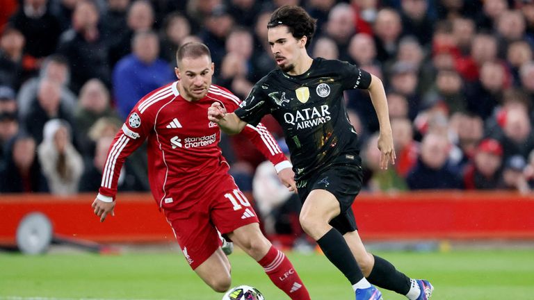 Vitinha im Zweikampf mit MacAllister.