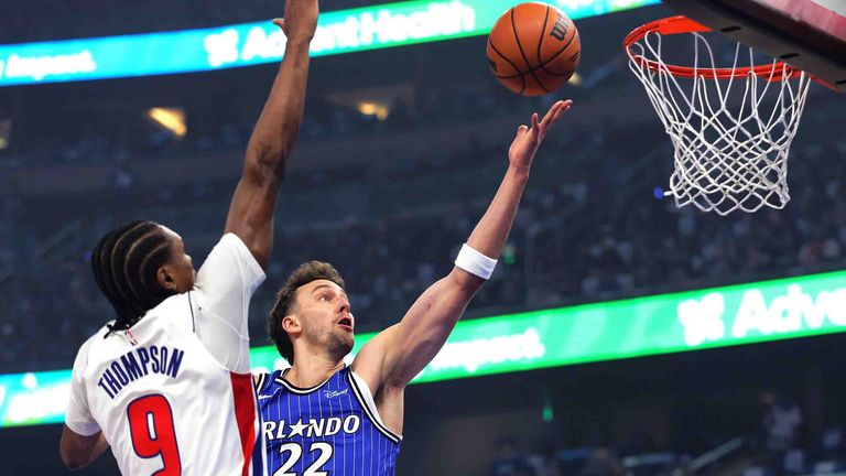 Franz Wagner zieht zum Korb gegen Detroits Thompson.