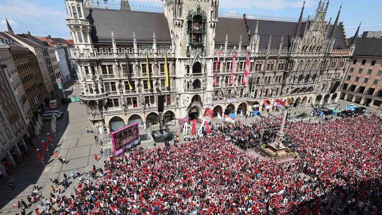 Der FC Bayern feiert seine 35. Meisterschaft auf dem Marienplatz.