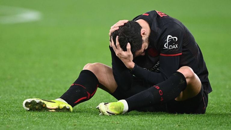 Bayer Leverkusen-Stürmer Martin Terrier liegt verletzt auf dem Platz.