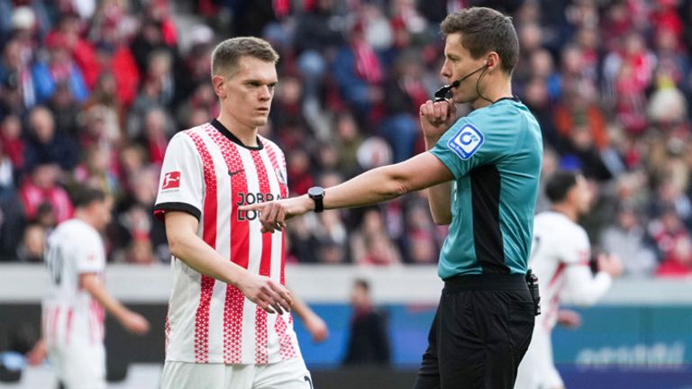 Freiburgs Matthias Ginter (l.) und Schiedsrichter Daniel Siebert.