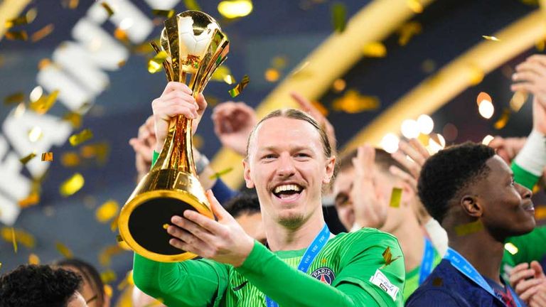 Matvey Safonov präsentiert stolz die Trophäe des Interkontinental-Pokals.