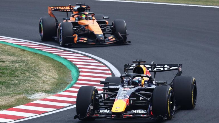 Max Verstappen (r.v.) und Oscar Piastri beim großen Preis von Japan.