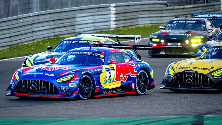 Max Verstappen (v.) landet auf der Nordschleife mit seinem Mercedes-Team weit abgeschlagen nur auf Platz 39 in der NLS-Serie.