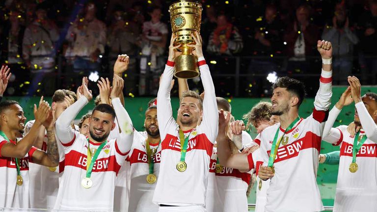 Maximilian Mittelstädt hält nach Stuttgarts Finalsieg 2025 den DFB-Pokal in den Berliner Himmel.