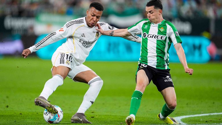 Kylian Mbappe (l.) im Zweikampf mit Alvaro Fidalgo von Betis Sevilla.