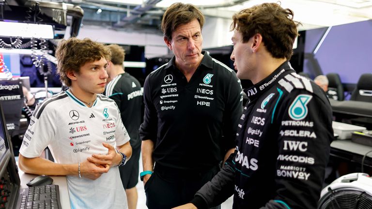 Mercedes-Teamchef Toto Wolff (M.) äußert sich zum möglichen teaminternen WM-Duell zwischen Kimi Antonelli (l,) und George Russell (r.).