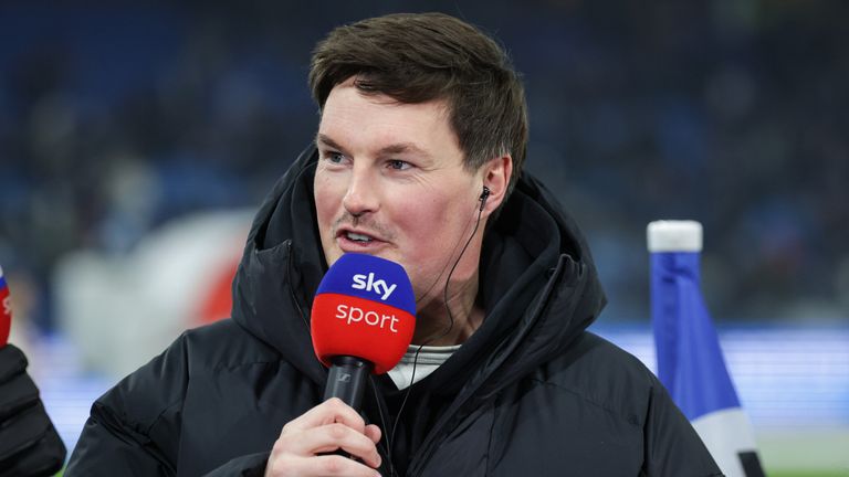 HSV-Coach Merlin Polzin beschwört die Energie des Volksparkstadions.