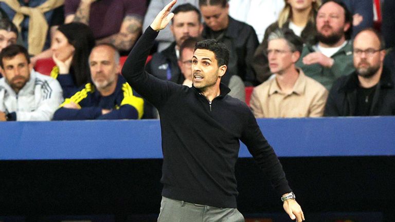 Arsenal-Trainer Mikel Arteta tobt nach dem VAR-Eingriff in Madrid.