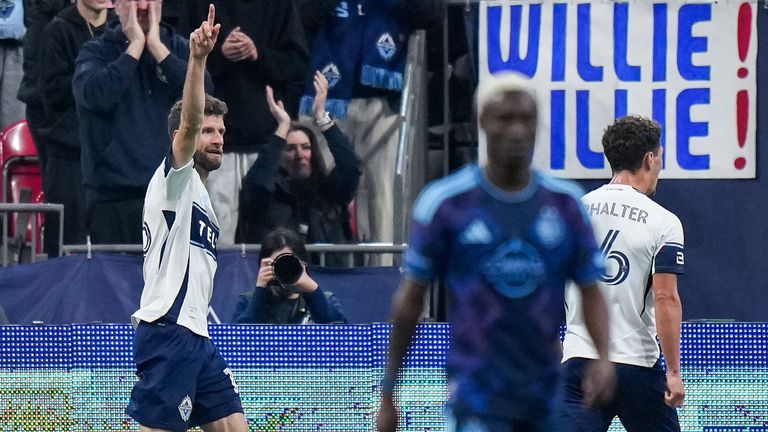 Thomas Müller (l.) trifft und festigt die Tabellenführung mit den Vancouver Whitecaps. 
