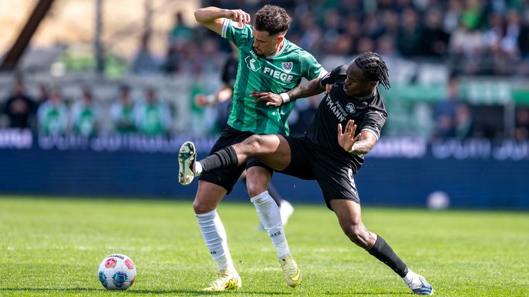 Münsters Yassine Bouchama im Zweikampf gegen Fürth's Noel Futkeu